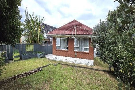 Photo of property in 19 James Evans Drive, Northcote, Auckland, 0627