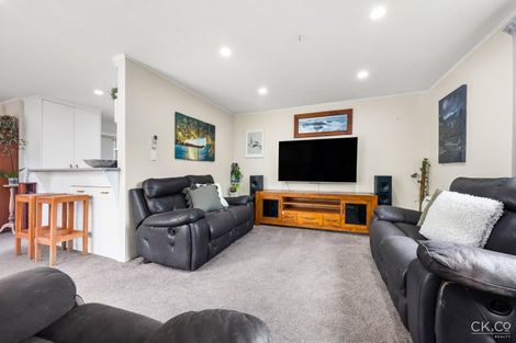 Photo of property in 4 Speargrass Grove, Timberlea, Upper Hutt, 5018
