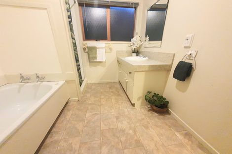 Photo of property in 1/12 Gradwell Place, Two Mile Bay, Taupo, 3330