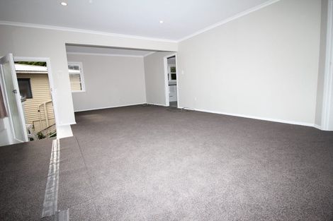 Photo of property in 52 Newlands Road, Newlands, Wellington, 6037