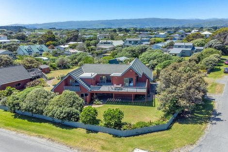 Photo of property in 2 Kitchener Street, Te Horo Beach, Otaki, 5581