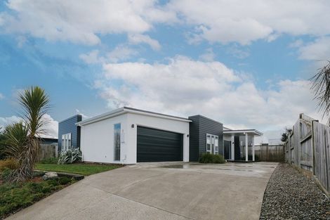 Photo of property in 10 Monaco Grove, Fitzherbert, Palmerston North, 4410