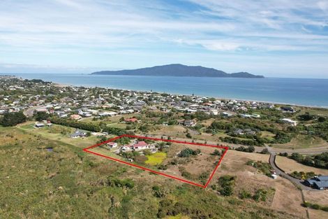 Photo of property in 72 Rutherford Drive, Waikanae Beach, Waikanae, 5036