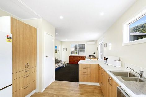 Photo of property in 47 Pukatea Street, Eastbourne, Lower Hutt, 5013