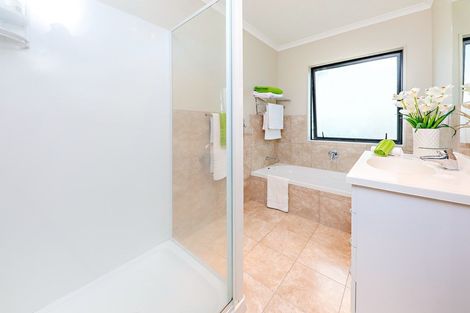 Photo of property in 18 Andover Way, Goodwood Heights, Auckland, 2105