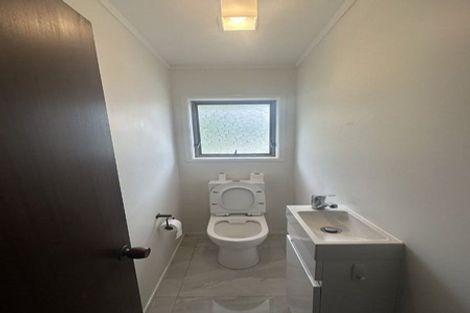 Photo of property in 121 Chivalry Road, Glenfield, Auckland, 0629