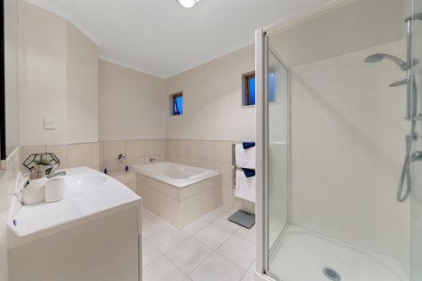 Photo of property in 13 Lilybank Crescent, East Tamaki, Auckland, 2013
