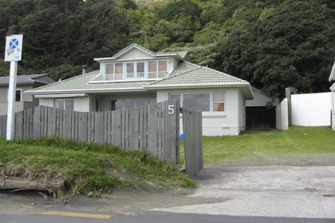 Photo of property in 5 Marine Parade South, Piha, New Lynn, 0772