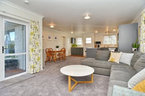 Photo of property in 11 Hannah Place, Redwood, Christchurch, 8051