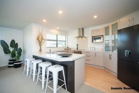 Photo of property in 8 Medallion Court, Kelvin Grove, Palmerston North, 4414