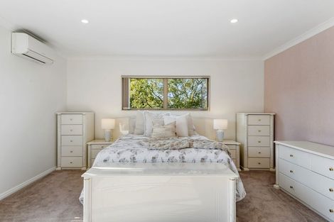 Photo of property in 12 English Oak Drive, Schnapper Rock, Auckland, 0632