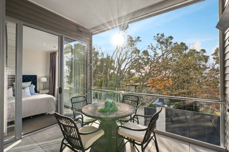 Photo of property in 6/585g Beach Road, Rothesay Bay, Auckland, 0630