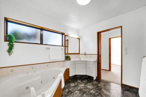 Photo of property in 8 Argyle Place, Highlands Park, New Plymouth, 4312