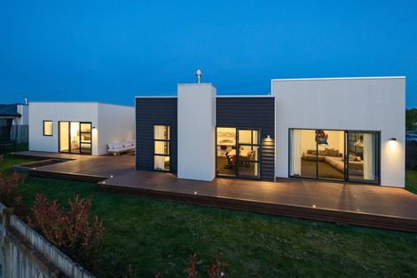 Photo of property in 14 Monaco Grove, Fitzherbert, Palmerston North, 4410