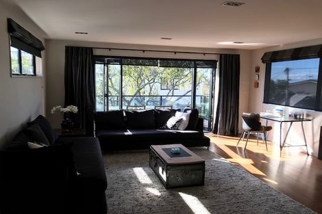 Photo of property in 87 Knights Road, Rothesay Bay, Auckland, 0630