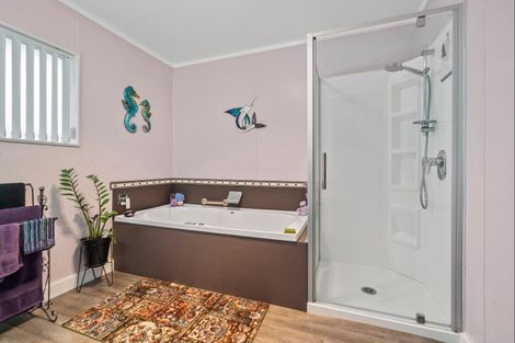 Photo of property in 33 Heta Road, Highlands Park, New Plymouth, 4312