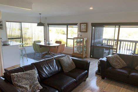 Photo of property in 5 Warwick Avenue, Titirangi, Auckland, 0604