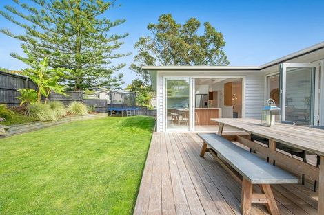 Photo of property in 10 Pohutukawa Avenue, Red Beach, 0932