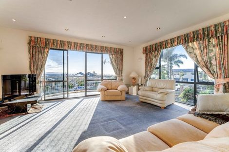 Photo of property in 18 Ribbonwood Crescent, Goodwood Heights, Auckland, 2105