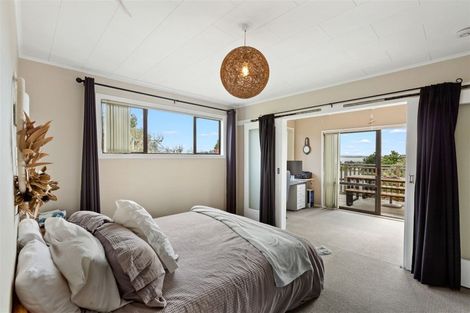 Photo of property in 1 Surf Road, Stanmore Bay, Whangaparaoa, 0932