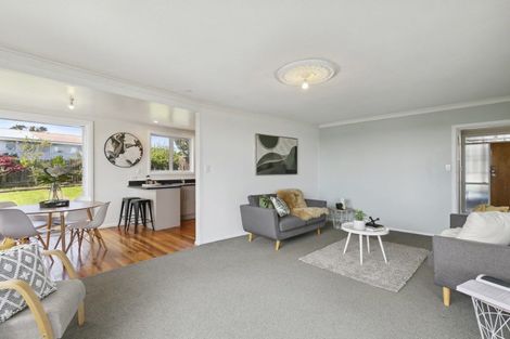 Photo of property in 6 Brooker Grove, Newlands, Wellington, 6037