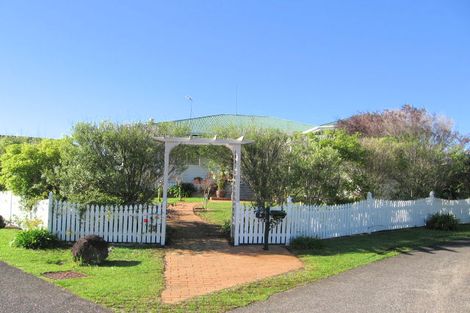 Photo of property in 5 Laingrange Place, Laingholm, Auckland, 0604