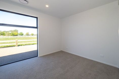 Photo of property in 14 Village Green Drive, Huntingdon, 7774