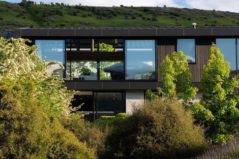 Photo of property in 8 Spring Hill Road, Kelvin Heights, Queenstown, 9300