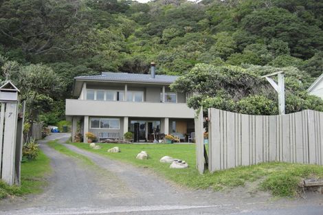 Photo of property in 7 Marine Parade South, Piha, 0772