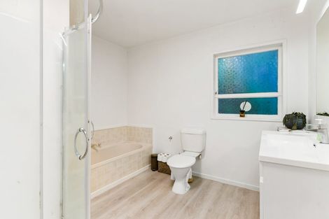 Photo of property in 33 Chatsworth Crescent, Pakuranga Heights, Auckland, 2010