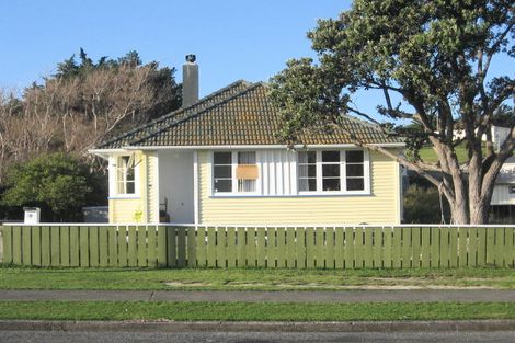 Photo of property in 19 Kapiti Crescent, Titahi Bay, Porirua, 5022