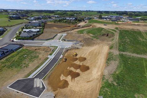 Photo of property in 7 Oakmont Crescent, Waiwhakaiho, New Plymouth, 4312