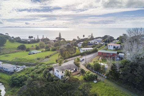 Photo of property in 19 Seaview Road, Cable Bay, 0420