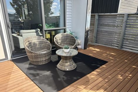 Photo of property in 5/15 Chivalry Road, Glenfield, Auckland, 0629