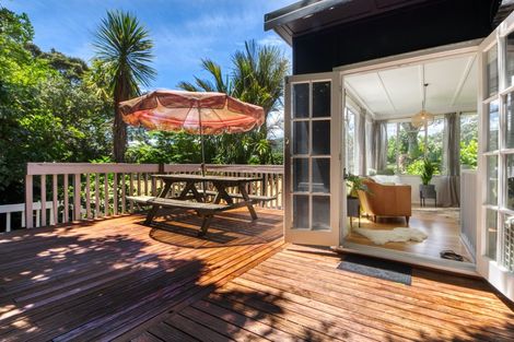 Photo of property in 16 Sylvan Glade, Piha, New Lynn, 0772