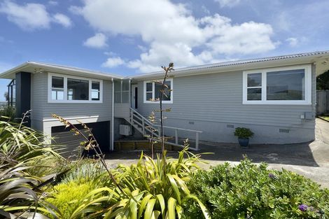 Photo of property in 48 Brooker Grove, Newlands, Wellington, 6037
