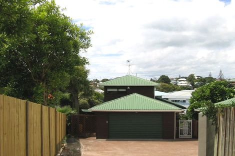 Photo of property in 2b Waterview Road, Stanley Point, Auckland, 0624