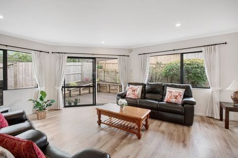 Photo of property in 2/9 Mossop Rise, Glenfield, Auckland, 0629