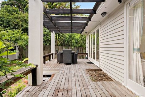 Photo of property in 1/206 East Coast Road, Forrest Hill, Auckland, 0620