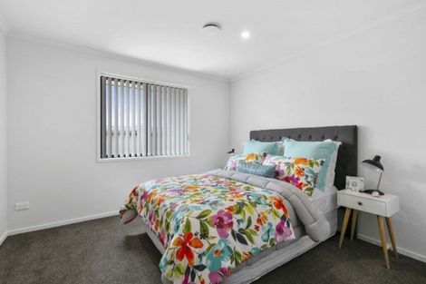 Photo of property in 13 Dumas Place, Rosehill, Papakura, 2113