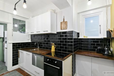 Photo of property in Sunhaven Flats, 262 Oriental Parade, Oriental Bay, Wellington, 6011