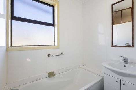 Photo of property in 80 Pioneer Road, Moturoa, New Plymouth, 4310