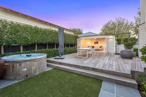 Photo of property in 9a North Avenue, Narrow Neck, Auckland, 0624