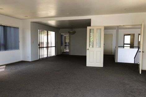 Photo of property in 18 Lobelia Rise, Goodwood Heights, Auckland, 2105