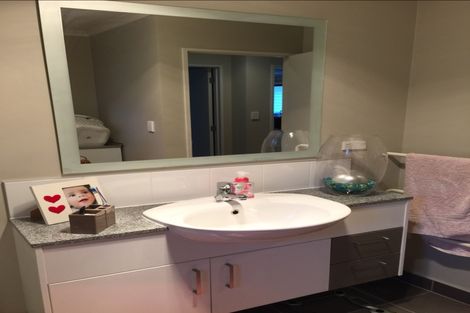 Photo of property in 59a Sungrove Rise, Sunnyvale, Auckland, 0612