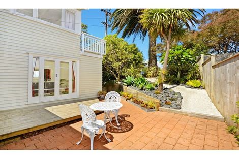 Photo of property in 328 Glenfield Road, Glenfield, Auckland, 0629