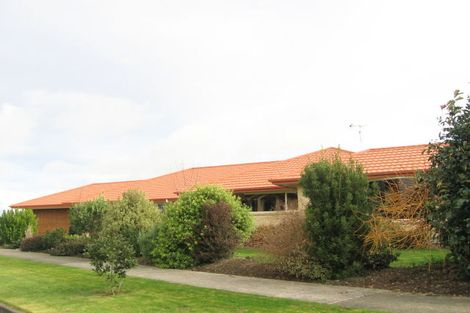 Photo of property in 3 Sycamore Crescent, Fitzherbert, Palmerston North, 4410