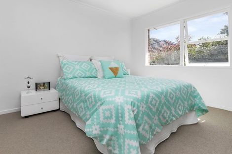 Photo of property in 2/613 Beach Road, Rothesay Bay, Auckland, 0630