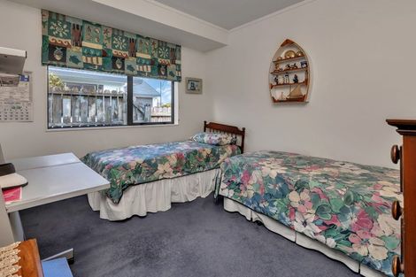 Photo of property in 32 Bermuda Place, One Tree Point, 0118