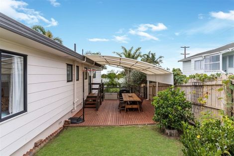 Photo of property in 1/70 Totaravale Drive, Totara Vale, Auckland, 0629